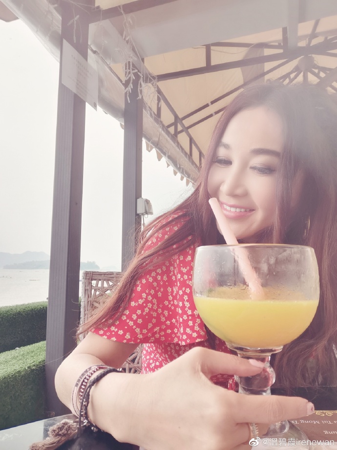 温碧霞与家人度假晒美照 细嗅花香尽显小女人风情