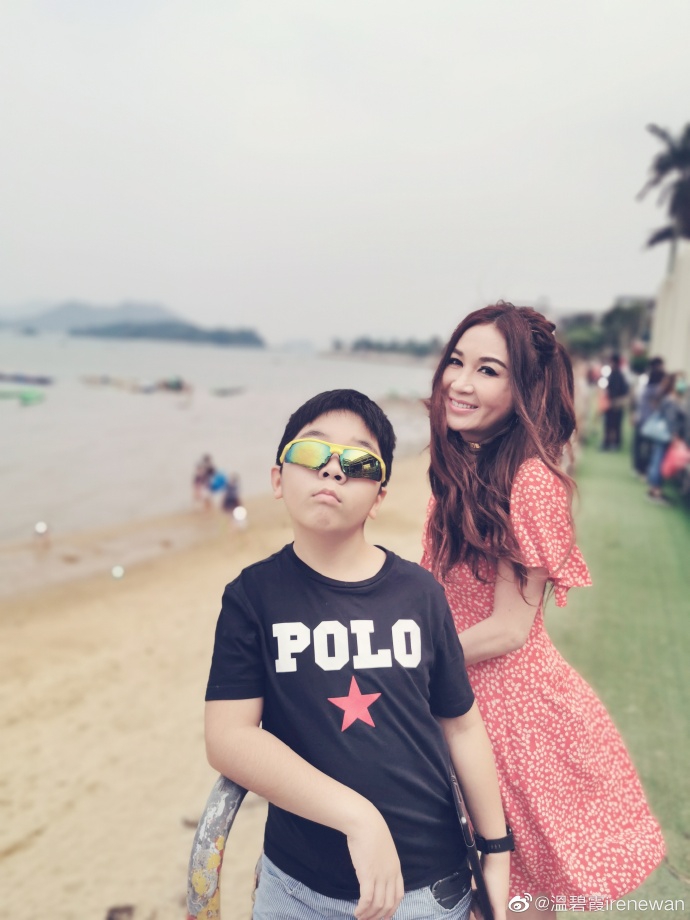 温碧霞与家人度假晒美照 细嗅花香尽显小女人风情