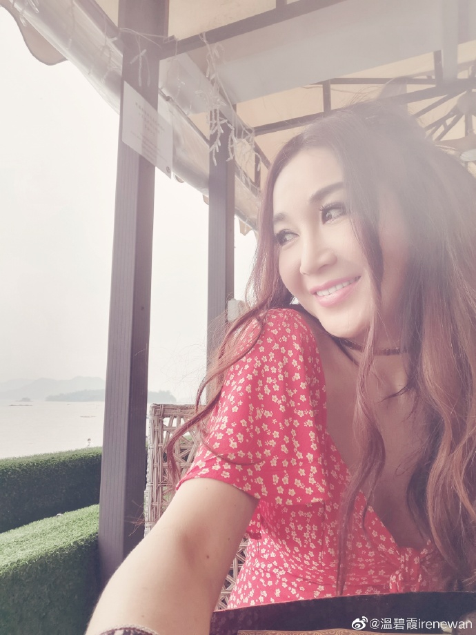 温碧霞与家人度假晒美照 细嗅花香尽显小女人风情