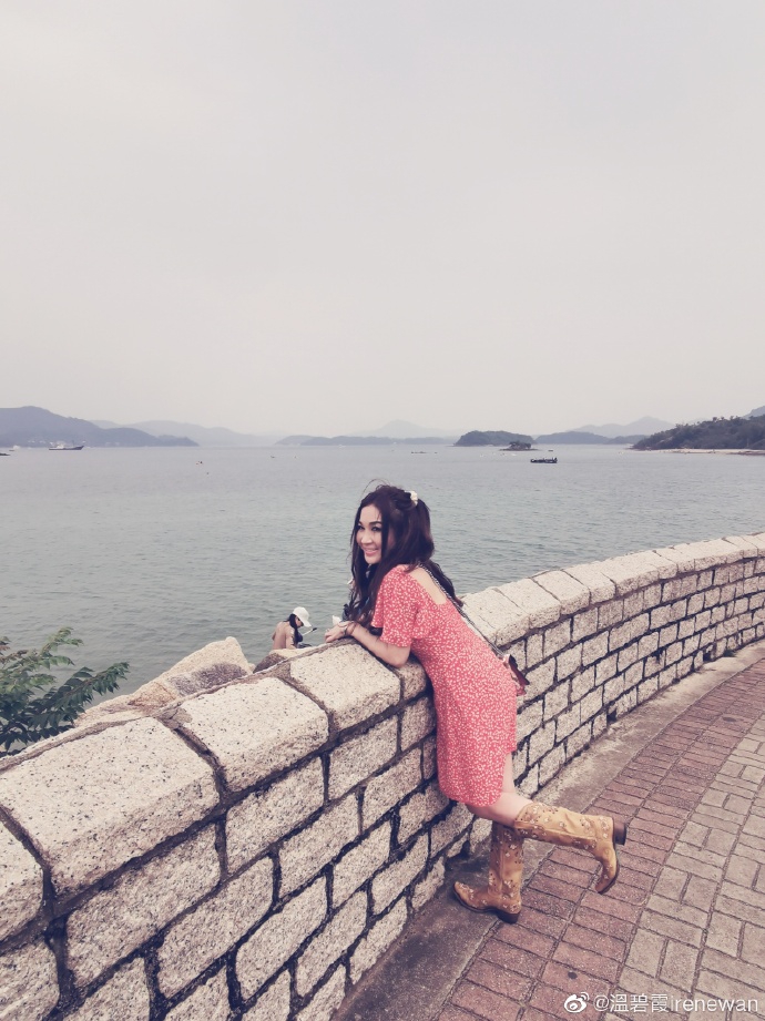 温碧霞与家人度假晒美照 细嗅花香尽显小女人风情