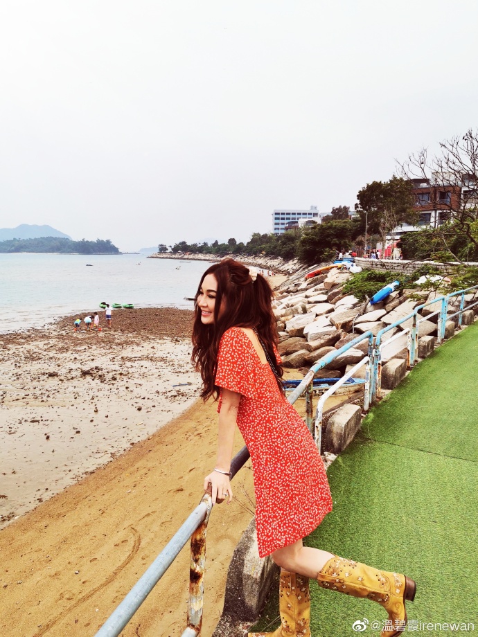 温碧霞与家人度假晒美照 细嗅花香尽显小女人风情