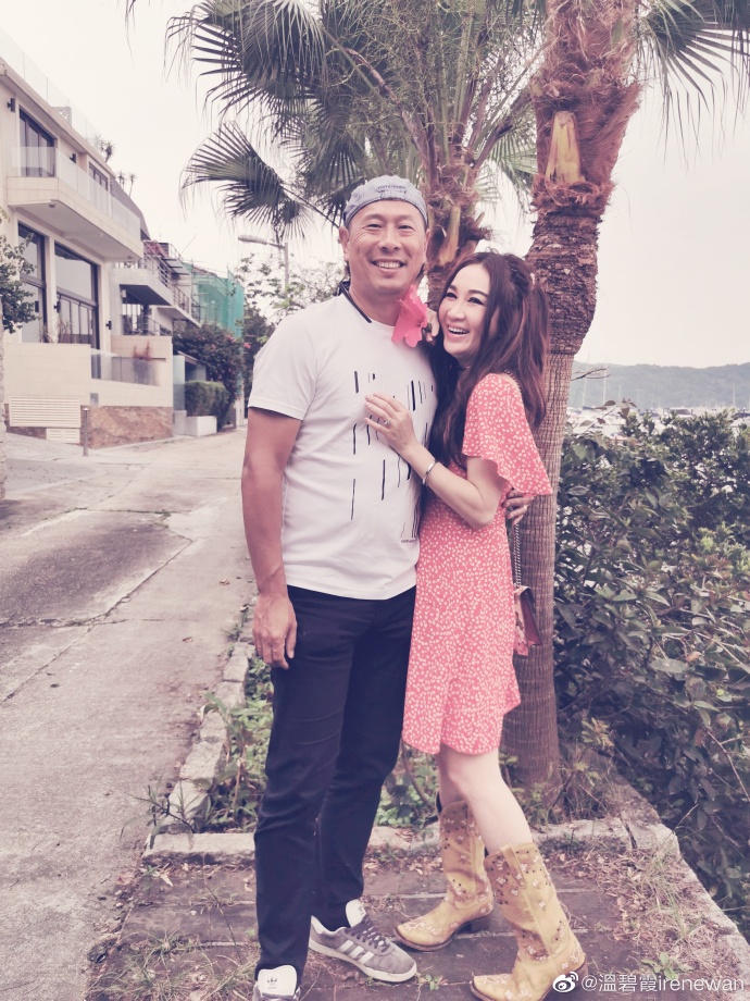 温碧霞与家人度假晒美照 细嗅花香尽显小女人风情