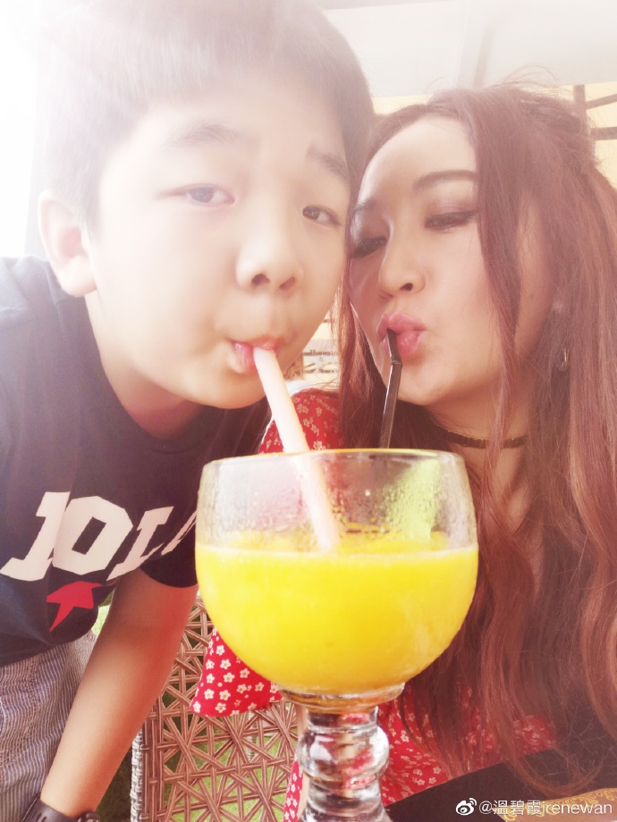 温碧霞与家人度假晒美照 细嗅花香尽显小女人风情