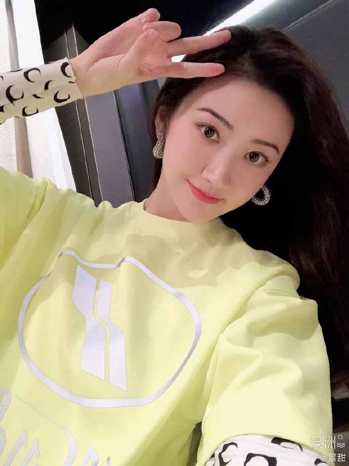 景甜穿荧光上衣俏皮亮眼 对镜比耶元气十足