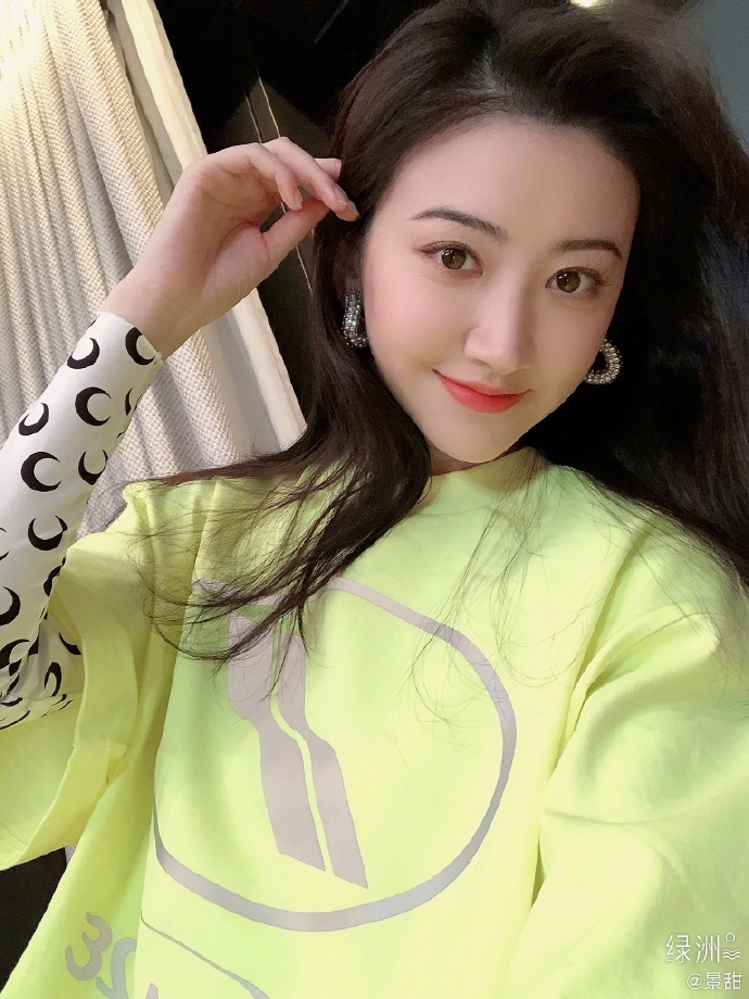 景甜穿荧光上衣俏皮亮眼 对镜比耶元气十足