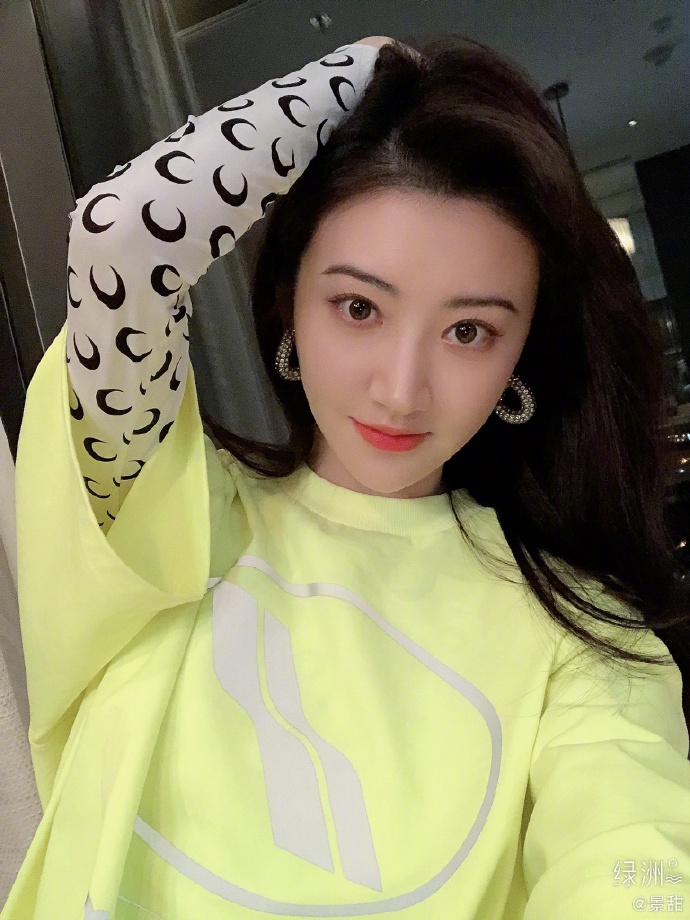 景甜穿荧光上衣俏皮亮眼 对镜比耶元气十足