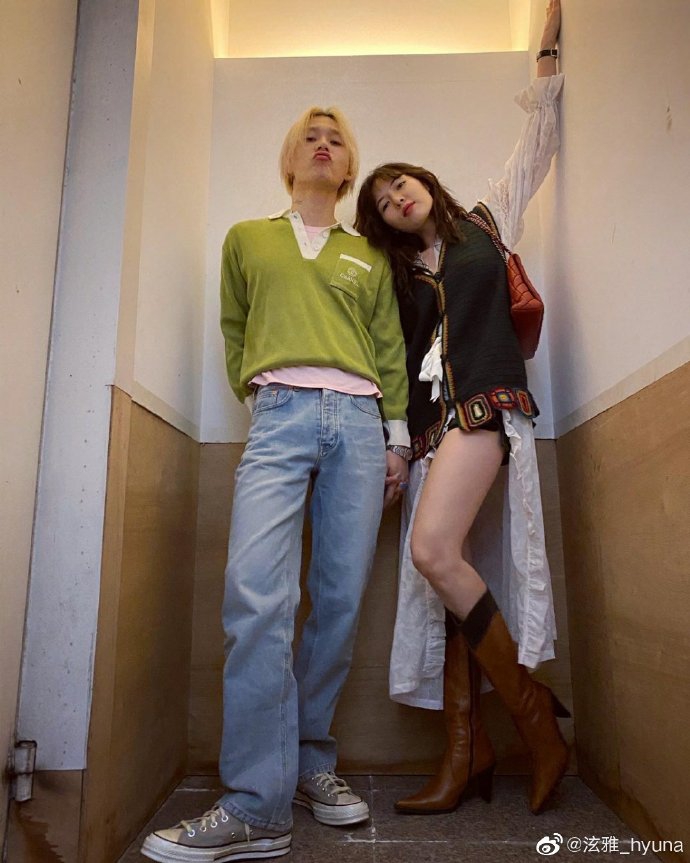 泫雅楼梯间摆pose大秀美腿 甜蜜依偎男友肩膀恩爱十足