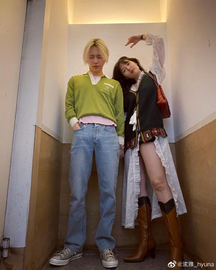 泫雅楼梯间摆pose大秀美腿 甜蜜依偎男友肩膀恩爱十足