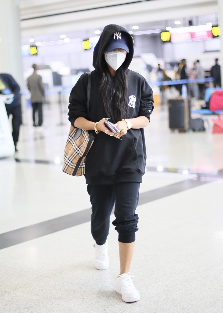 吉克隽逸全黑look现身机场 半挽裤腿衣品时髦个性