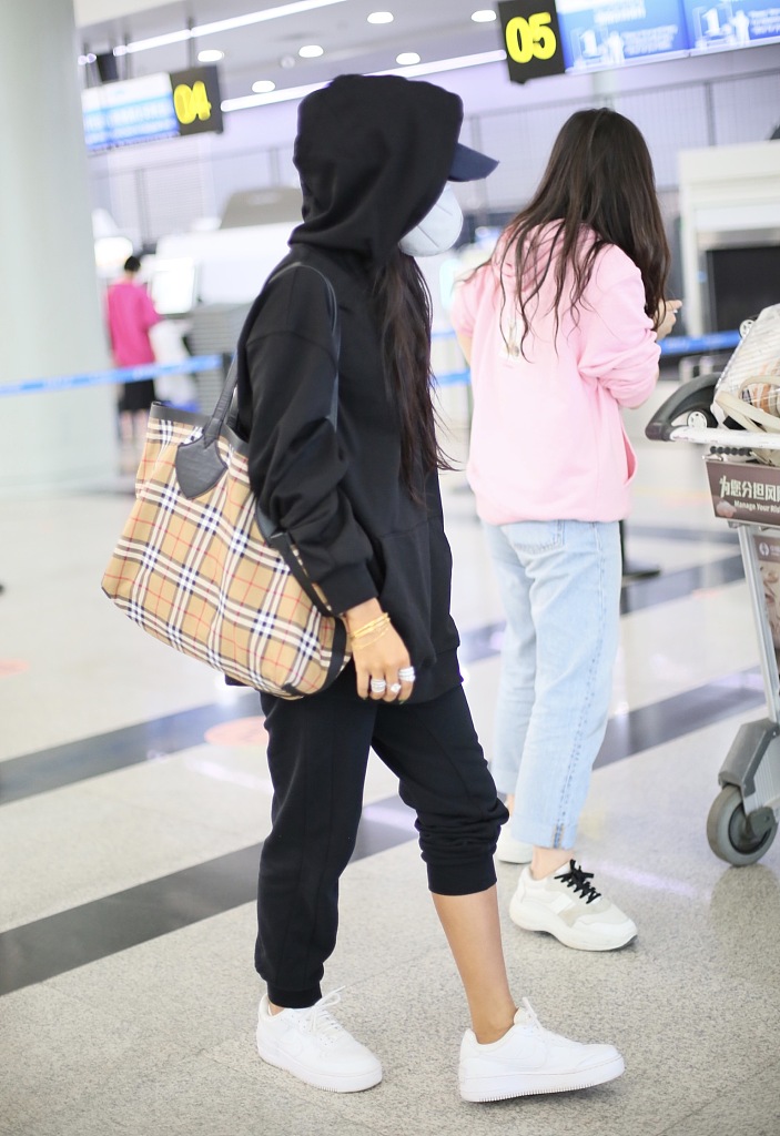 吉克隽逸全黑look现身机场 半挽裤腿衣品时髦个性