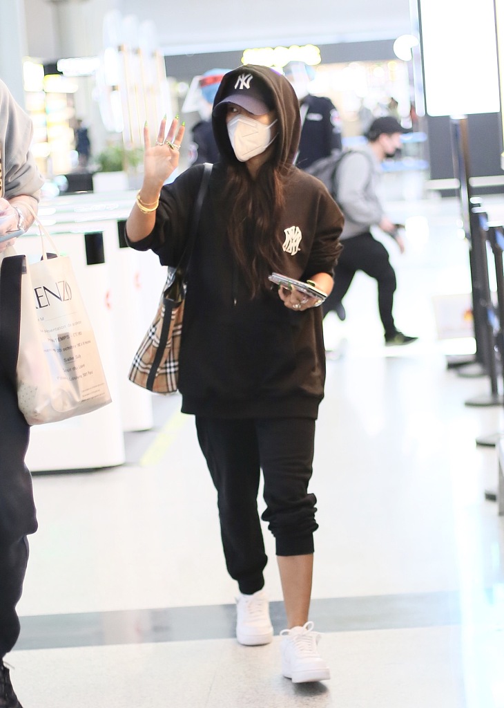 吉克隽逸全黑look现身机场 半挽裤腿衣品时髦个性