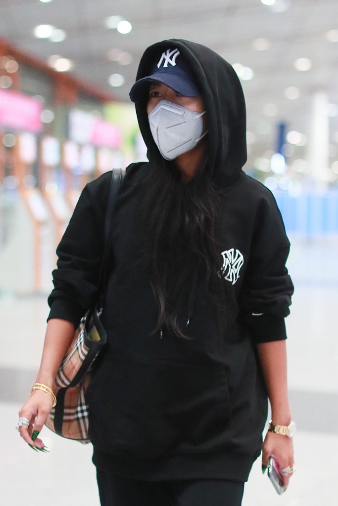 吉克隽逸全黑look现身机场 半挽裤腿衣品时髦个性