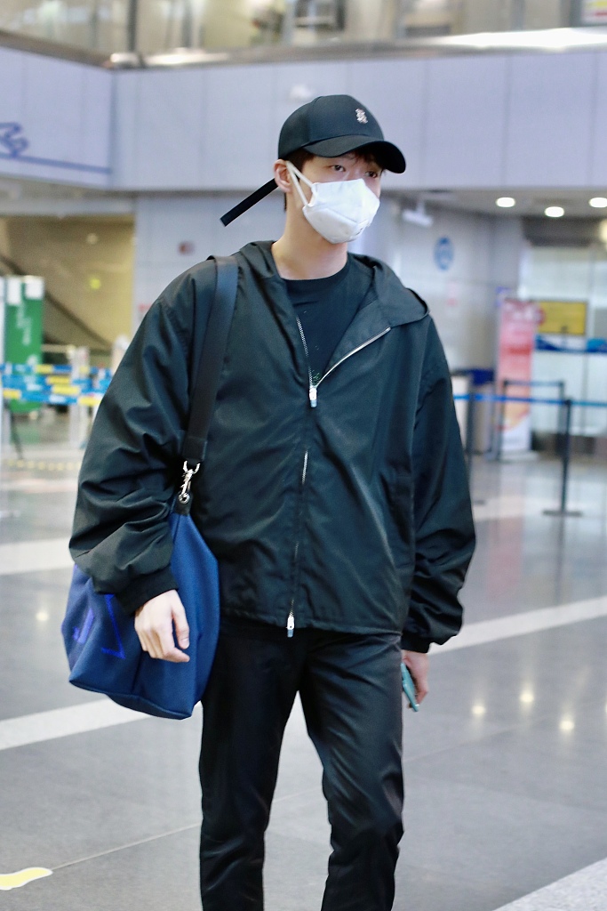 魏大勋穿黑色运动装现身机场 单肩背包独自赶路尽显低调