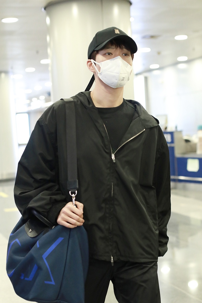 魏大勋穿黑色运动装现身机场 单肩背包独自赶路尽显低调