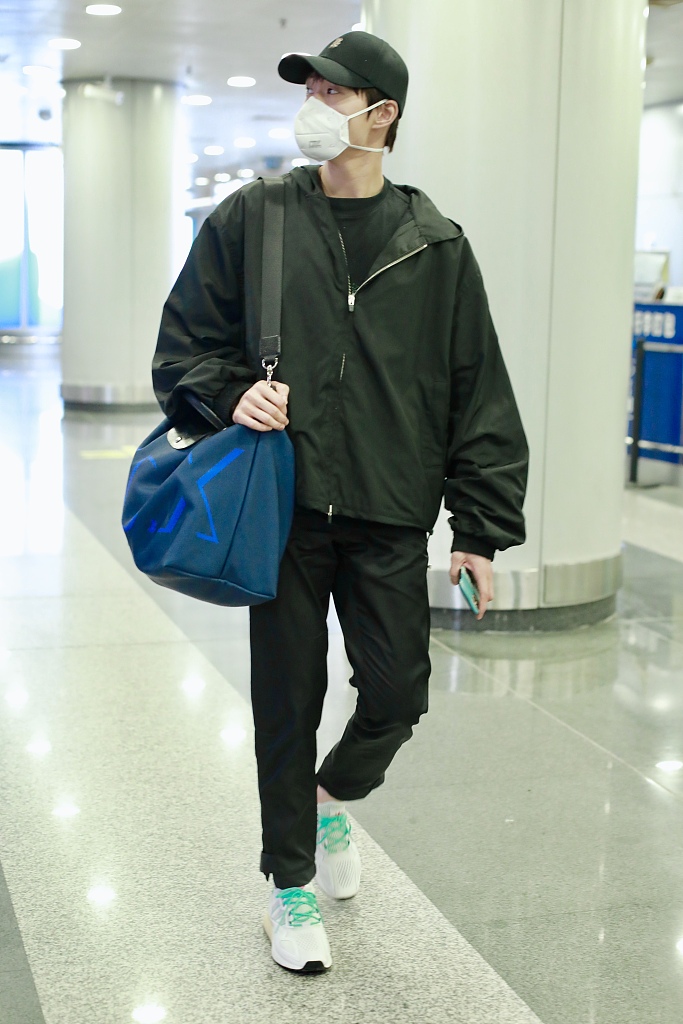 魏大勋穿黑色运动装现身机场 单肩背包独自赶路尽显低调