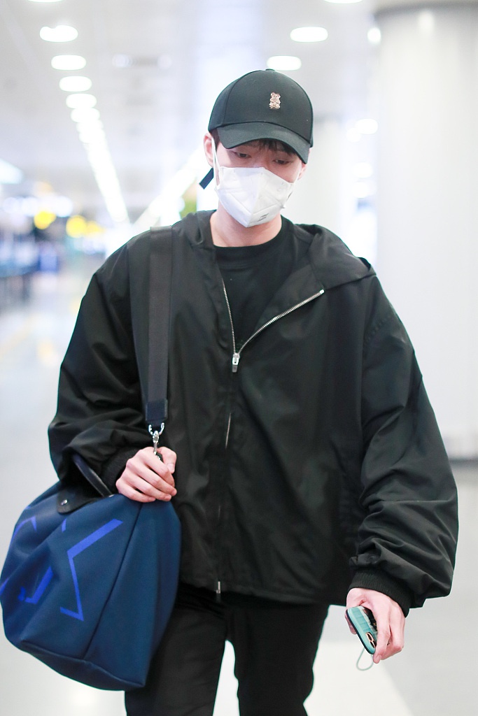魏大勋穿黑色运动装现身机场 单肩背包独自赶路尽显低调