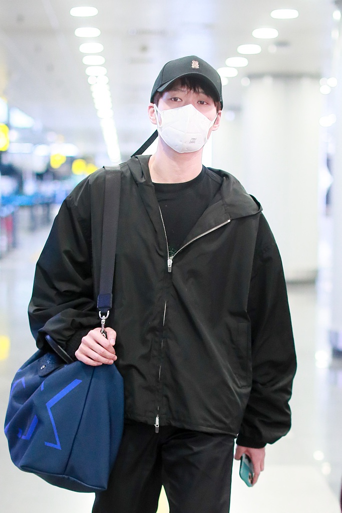魏大勋穿黑色运动装现身机场 单肩背包独自赶路尽显低调