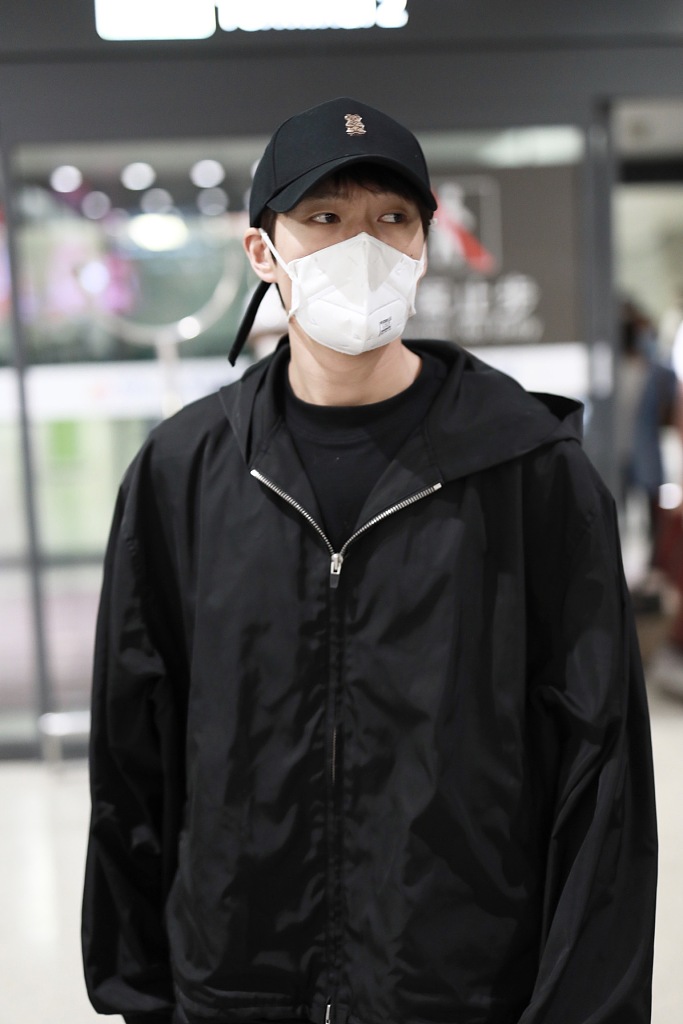 魏大勋穿黑色运动装现身机场 单肩背包独自赶路尽显低调