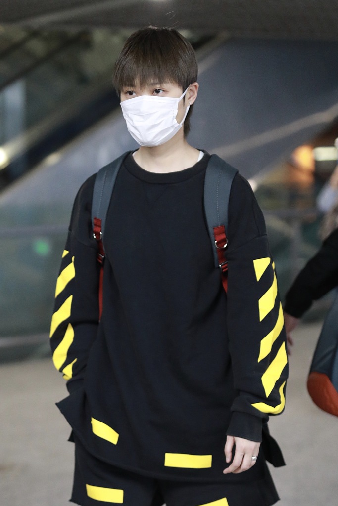 李宇春穿宽松短裤大方秀美腿 造型利落帅气气场超A