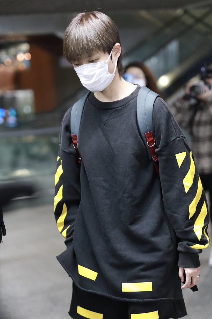 李宇春穿宽松短裤大方秀美腿 造型利落帅气气场超A