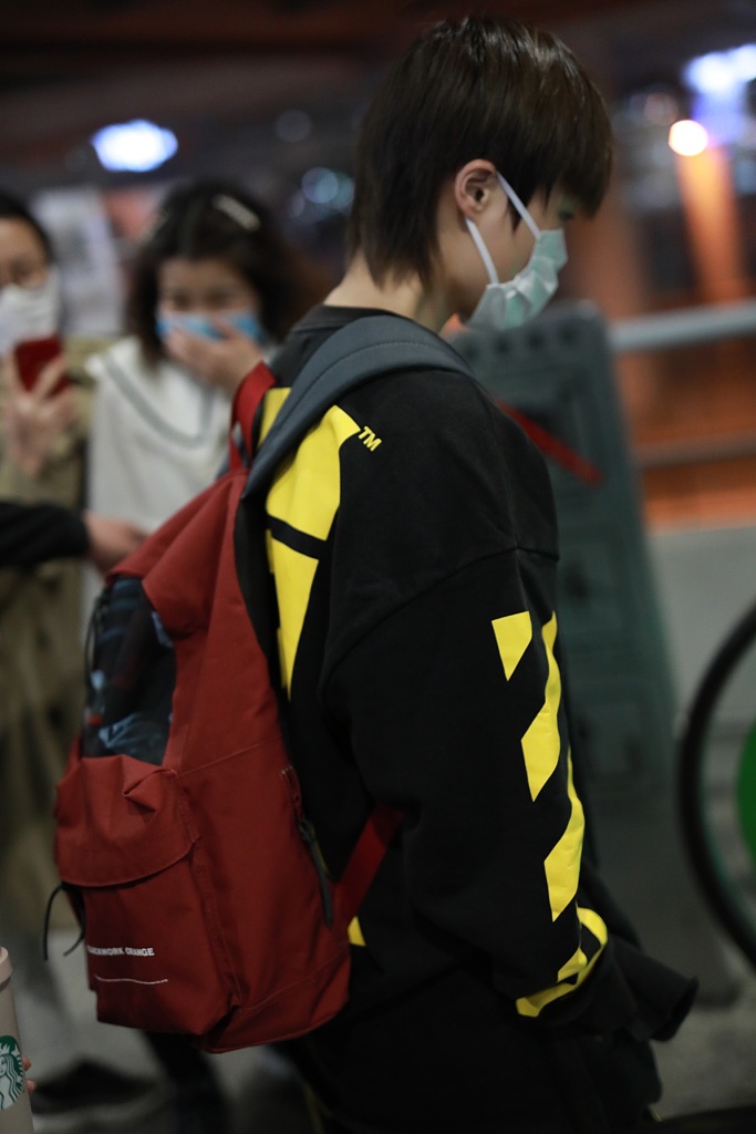 李宇春穿宽松短裤大方秀美腿 造型利落帅气气场超A