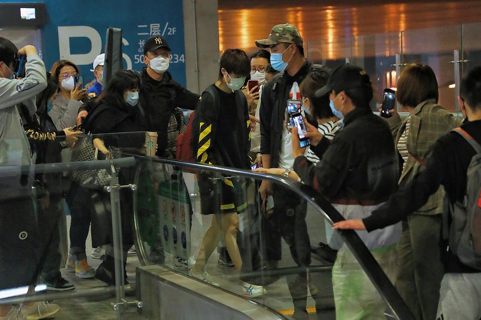 李宇春穿宽松短裤大方秀美腿 造型利落帅气气场超A