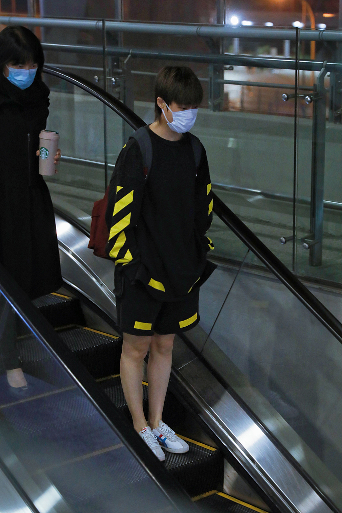 李宇春穿宽松短裤大方秀美腿 造型利落帅气气场超A