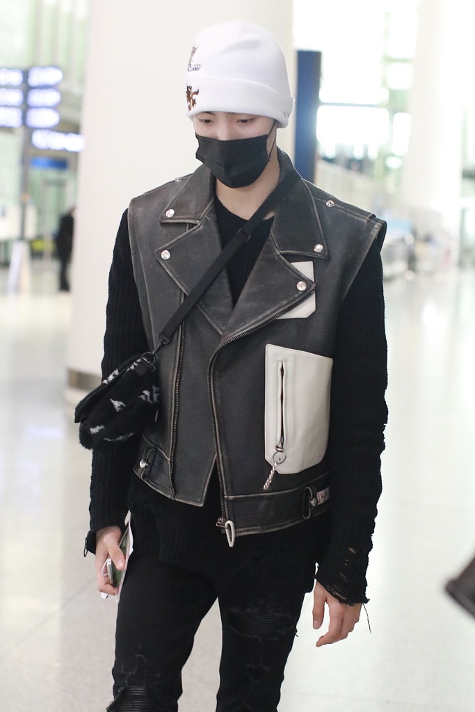 王子异穿毛衣搭皮马甲兼顾温度与风度 走路带风帅气满分