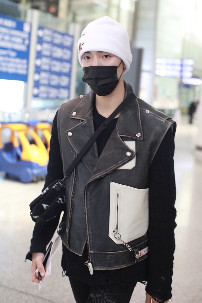 王子异穿毛衣搭皮马甲兼顾温度与风度 走路带风帅气满分