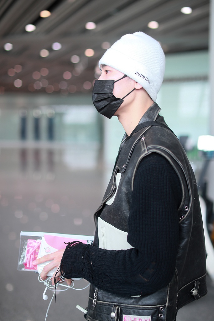 王子异穿毛衣搭皮马甲兼顾温度与风度 走路带风帅气满分