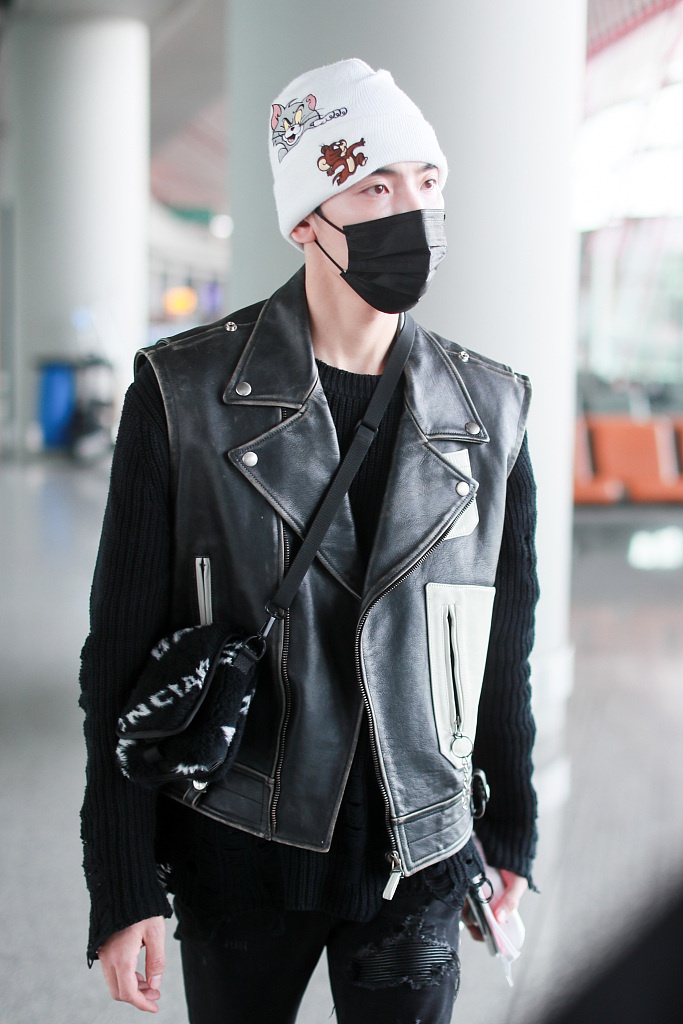 王子异穿毛衣搭皮马甲兼顾温度与风度 走路带风帅气满分