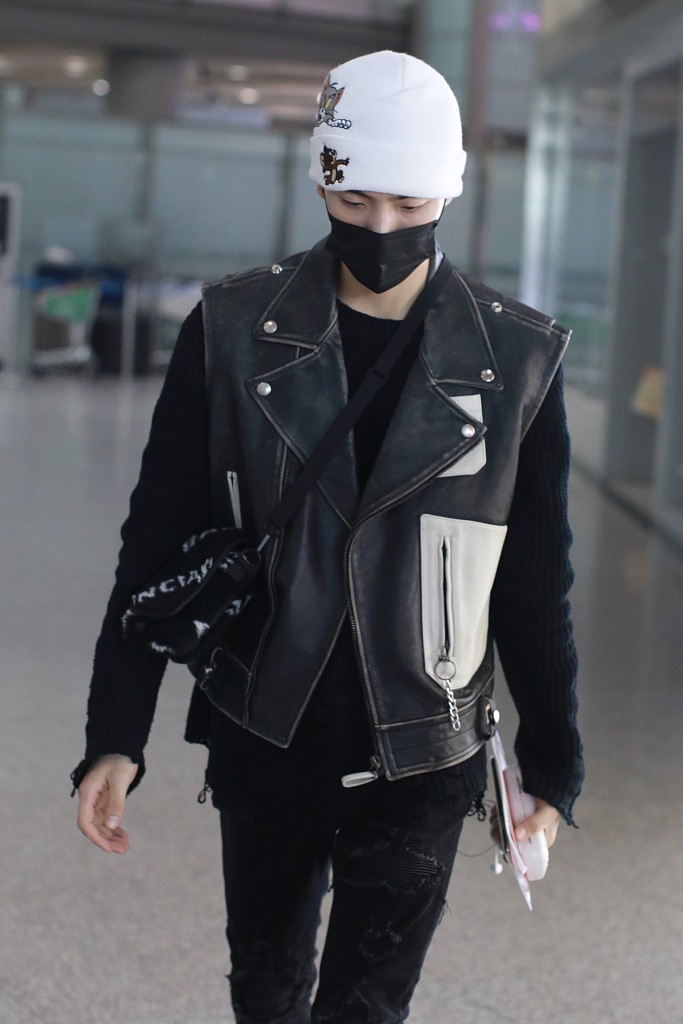 王子异穿毛衣搭皮马甲兼顾温度与风度 走路带风帅气满分