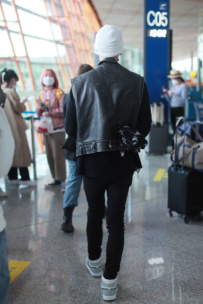 王子异穿毛衣搭皮马甲兼顾温度与风度 走路带风帅气满分