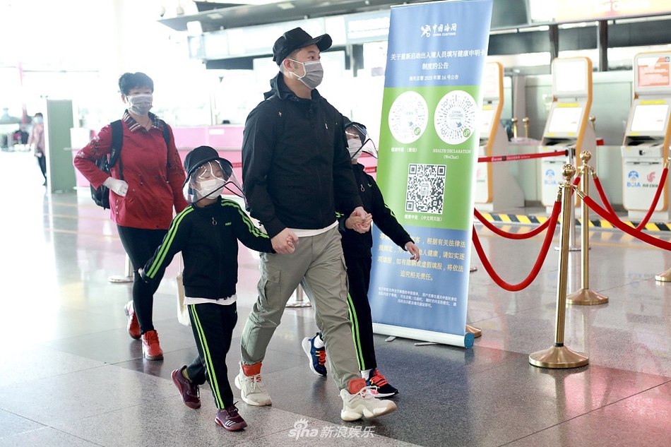 沙溢带儿子赶早班机 安吉小鱼儿穿兄弟装乖巧可爱