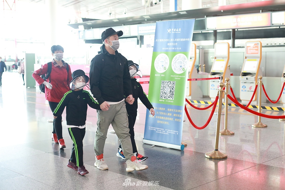 沙溢带儿子赶早班机 安吉小鱼儿穿兄弟装乖巧可爱