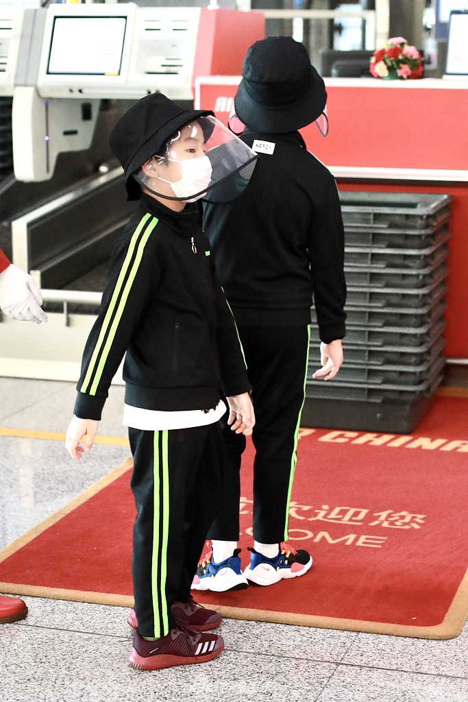 沙溢带儿子赶早班机 安吉小鱼儿穿兄弟装乖巧可爱