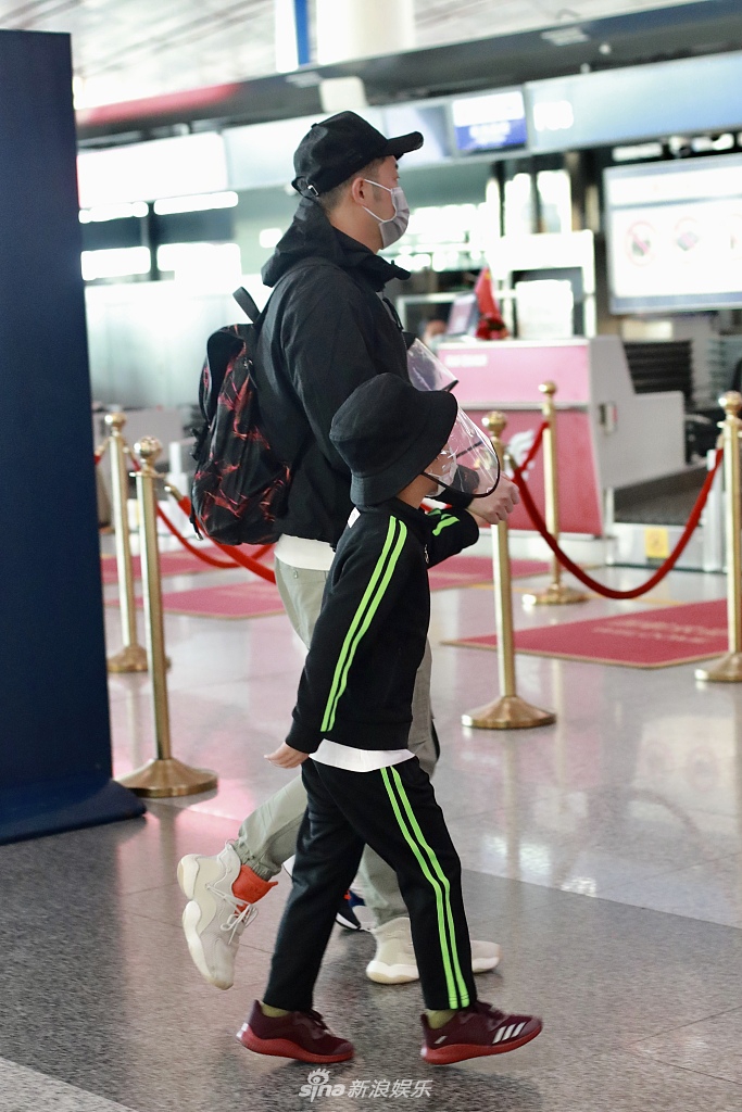 沙溢带儿子赶早班机 安吉小鱼儿穿兄弟装乖巧可爱