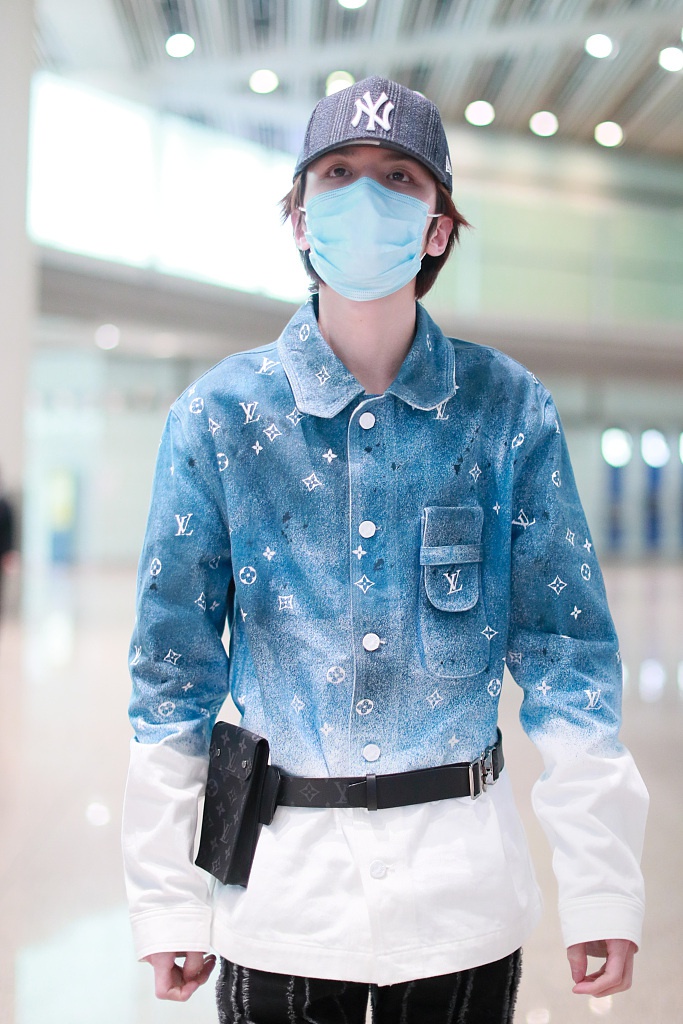 灵超穿牛仔服十分清新 长腿吸睛潮范儿足