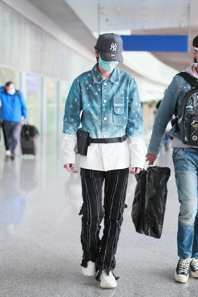 灵超穿牛仔服十分清新 长腿吸睛潮范儿足