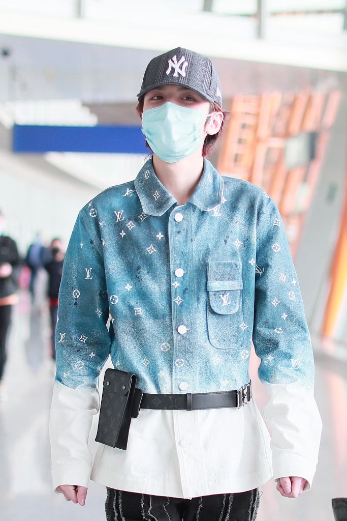 灵超穿牛仔服十分清新 长腿吸睛潮范儿足