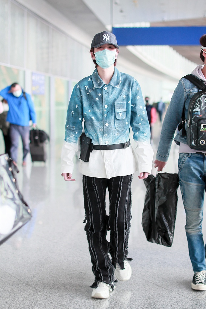 灵超穿牛仔服十分清新 长腿吸睛潮范儿足