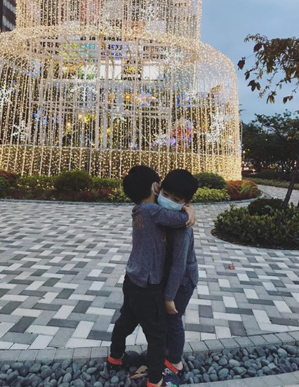 林志颖娇妻晒双胞胎近照 两人户外相拥感情好