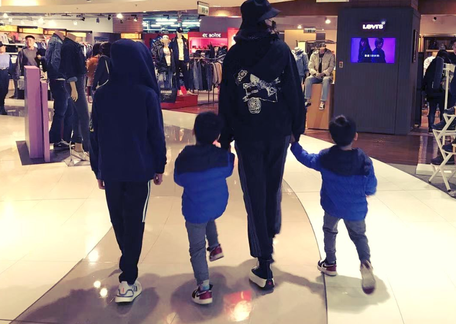 林志颖娇妻晒双胞胎近照 两人户外相拥感情好