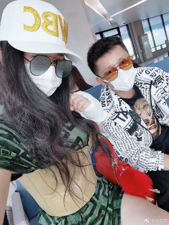 冉莹颖手部受伤缠纱布 邹市明陪妻子去医院包扎超暖心
