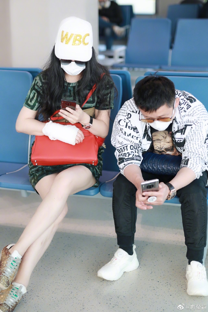 冉莹颖手部受伤缠纱布 邹市明陪妻子去医院包扎超暖心