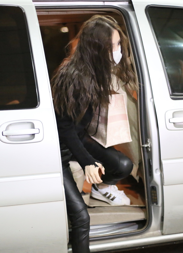 Baby烫泡面头发量惹人羡 大秀蛮腰细腿身材绝了