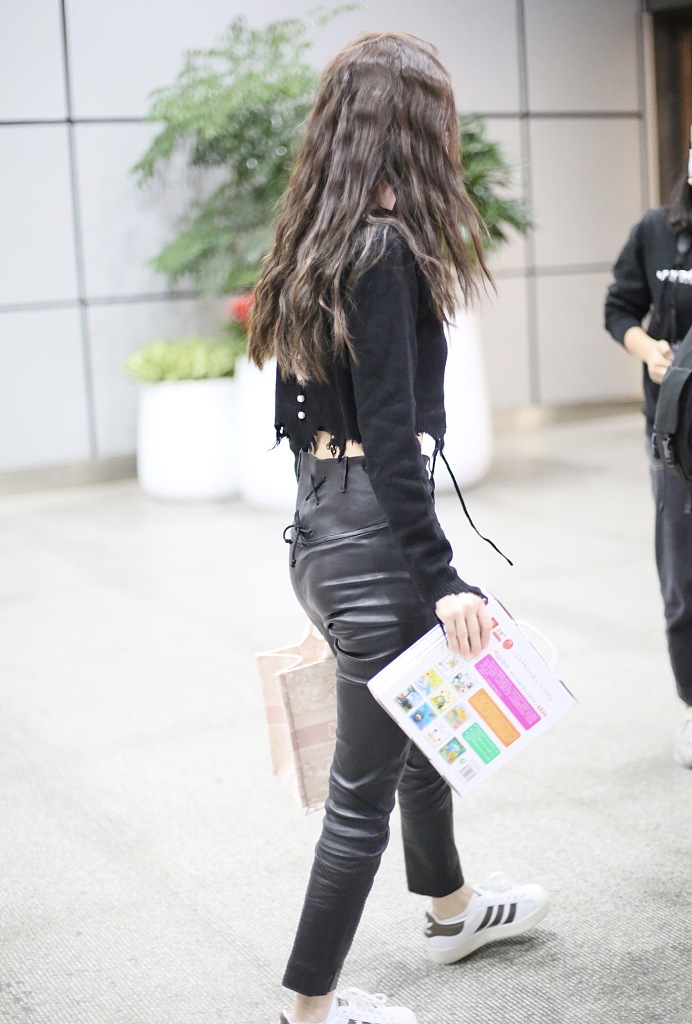 Baby烫泡面头发量惹人羡 大秀蛮腰细腿身材绝了