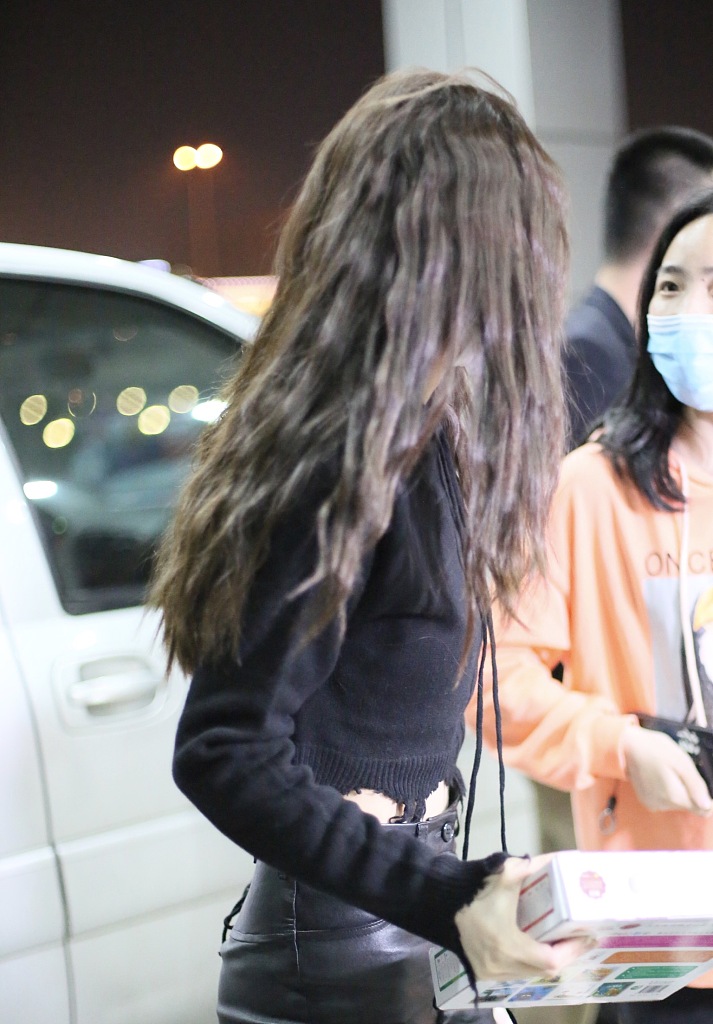 Baby烫泡面头发量惹人羡 大秀蛮腰细腿身材绝了