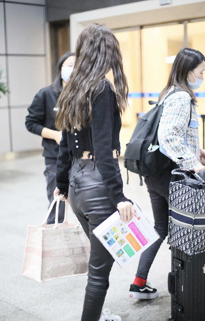 Baby烫泡面头发量惹人羡 大秀蛮腰细腿身材绝了