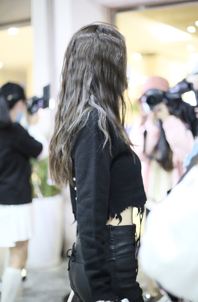 Baby烫泡面头发量惹人羡 大秀蛮腰细腿身材绝了